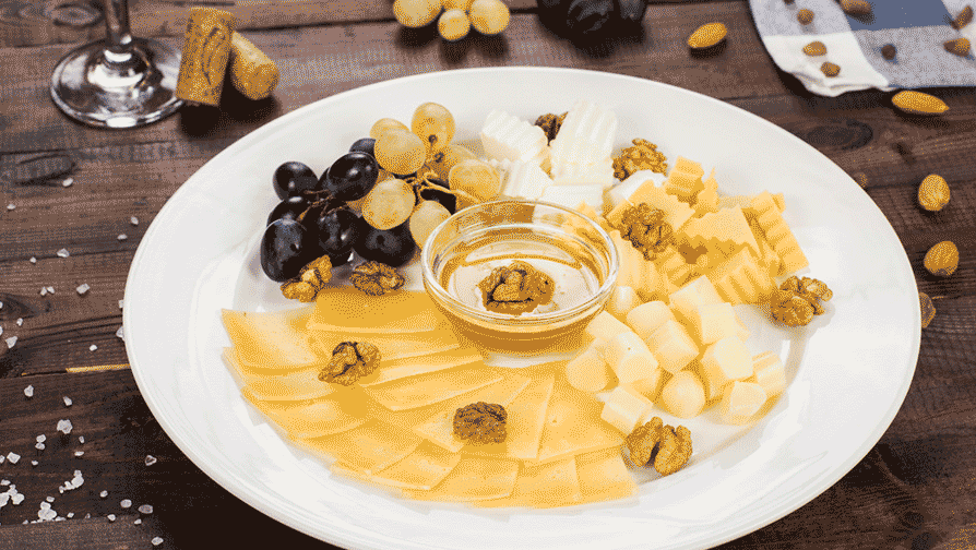 Cырная тарелка с грецким орехом и медом