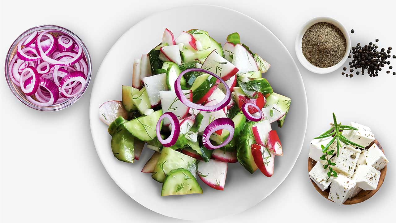 Огуречный салат с редисом, мятой и фетой