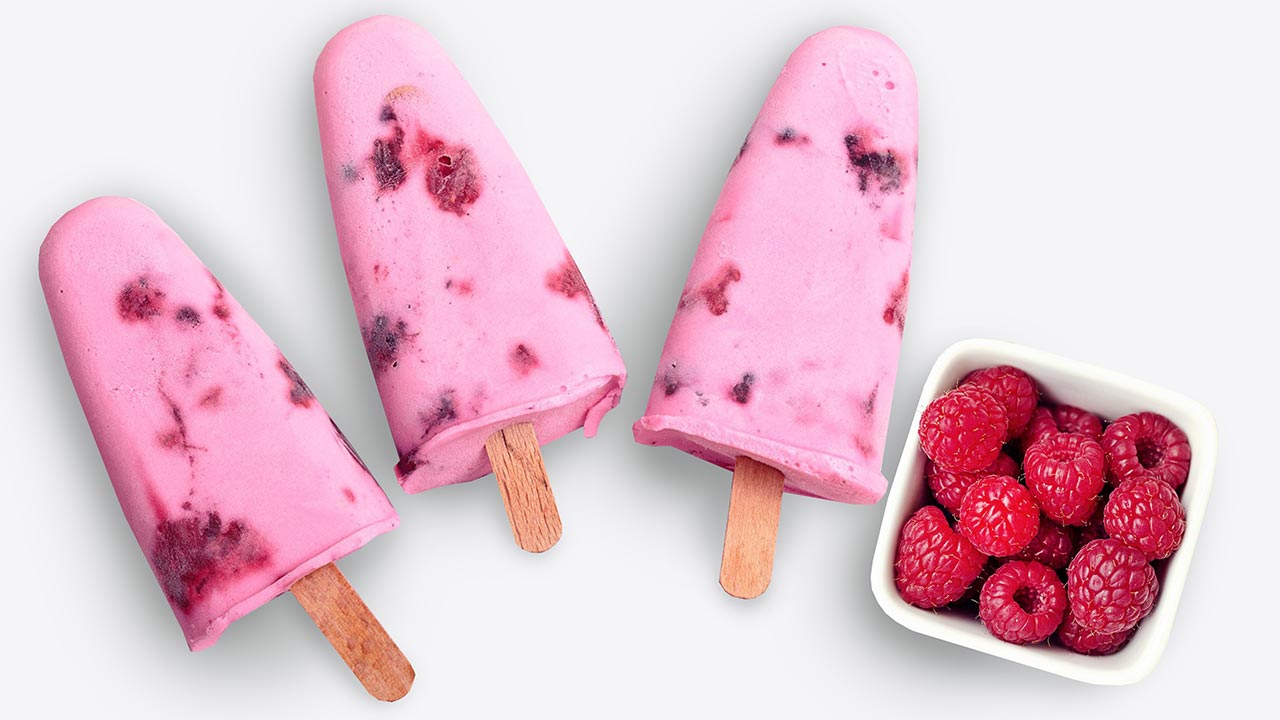 Творожно-йогуртовое мороженое со сгущёнкой и малиной